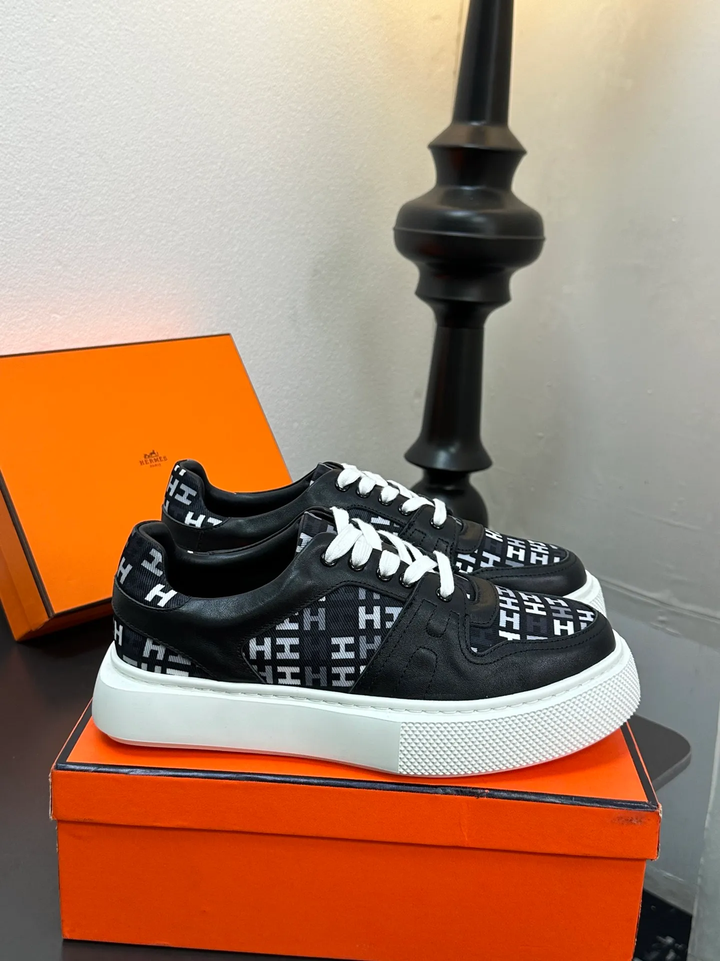 p700💰Men's shoes ❤️❤️Hermes top version# Hermès deep series couple's small white shoes casual skateboard shoes Stylish graphic design to create retro style Upper: cowhide material Lining: sheepskin lining Outsole: TPU outsole Size: 38-45